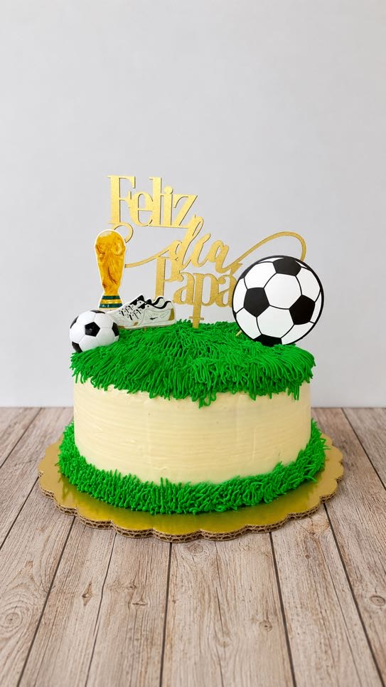 Pastel de cumpleaños con temática de fútbol, trofeo y balones